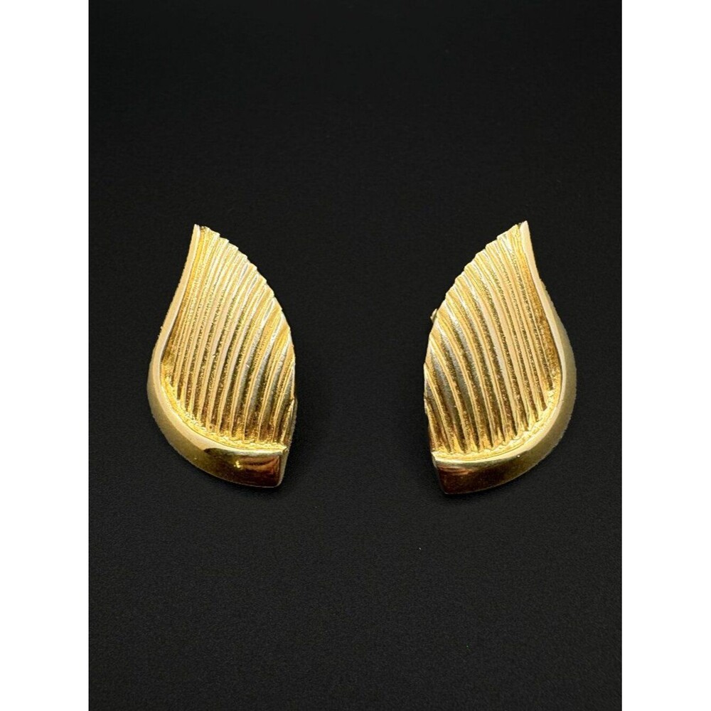 Vintage Trifari Gold Tone Leaf Earrings